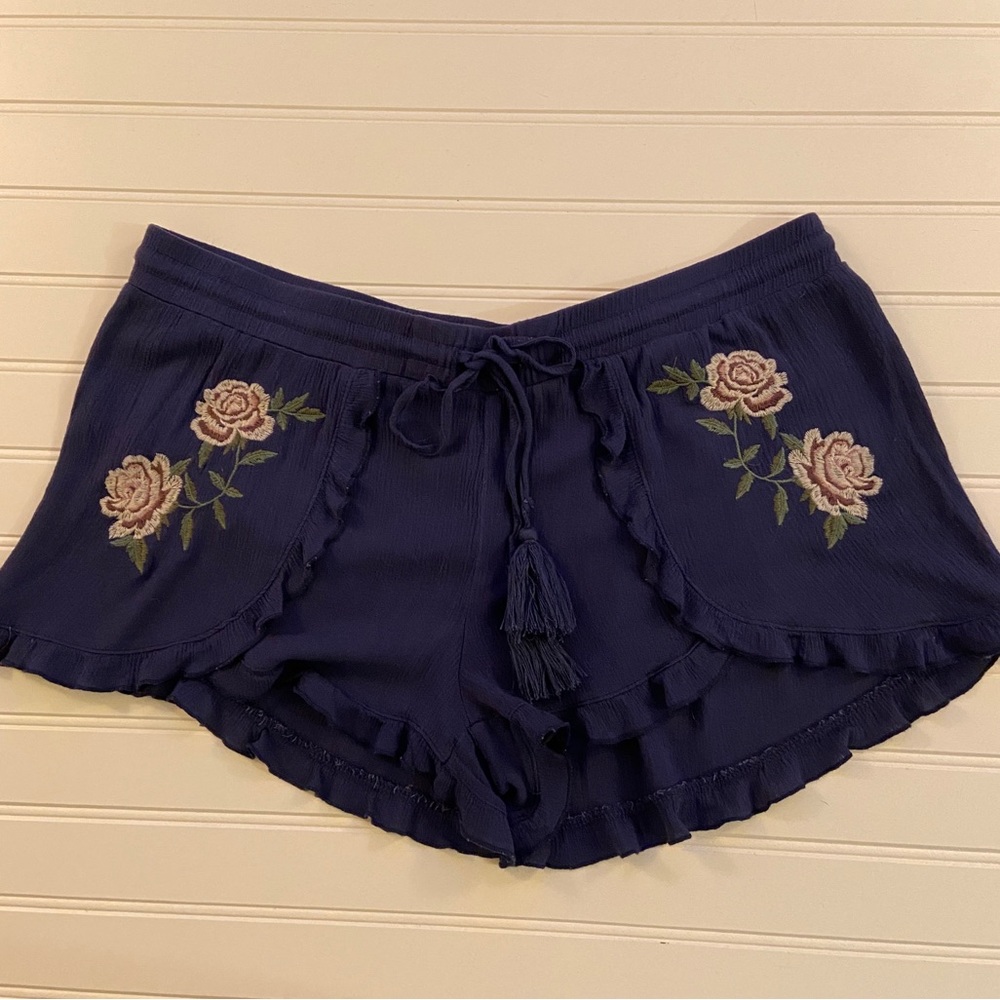 🖤 Lightweight embroidered shorts